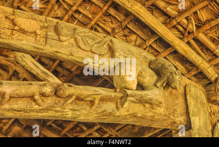 Détail de l'intérieur d'une habitation traditionnelle en bois sculpté avec des symboles dans l'Inde Banque D'Images