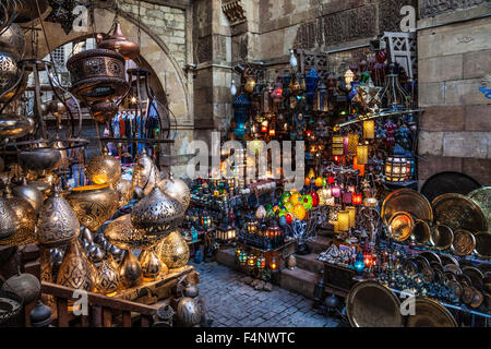 Lanternes et lampes traditionnel arabe dans le souk de Khan el-Khalili au Caire. Banque D'Images