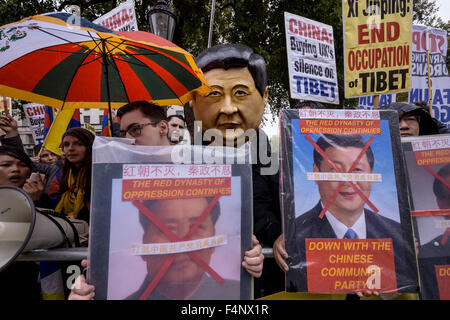 Londres, Royaume-Uni. 21 octobre, 2015. Tibet libre en conflit avec les manifestants pro-gouvernement Chinois partisans attendent l'arrivée du président Xi Jinping à Downing Street le deuxième jour de sa visite officielle au Royaume-Uni Crédit : Guy Josse/Alamy Live News Banque D'Images