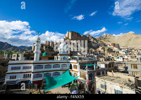 La Jama Masjid et le vieux palais se détachent de la vieille partie de la ville, namgyal tsemo gompa et tsemo fort haut au-dessus sur un Banque D'Images