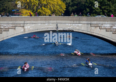 Equipes de la Charles River, à Cambridge au Massachusetts au cours de la tête de la Régate de Charles. Banque D'Images