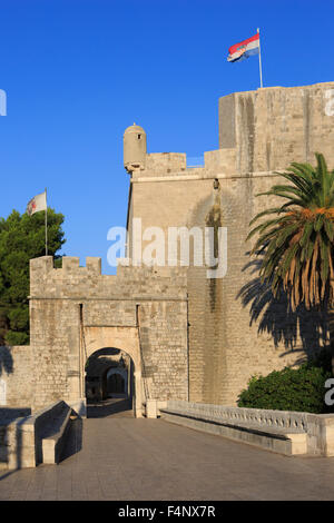 La porte Ploce (1628) est l'Est de l'entrée principale de la vieille ville de Dubrovnik, Croatie Banque D'Images