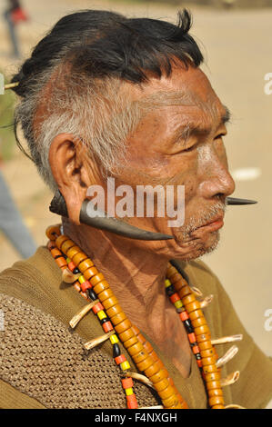 Le Nagaland, Inde - Mars 2012 : costume traditionnel de l'homme de tribu Naga au Nagaland, région reculée de l'Inde. Editoria documentaire Banque D'Images