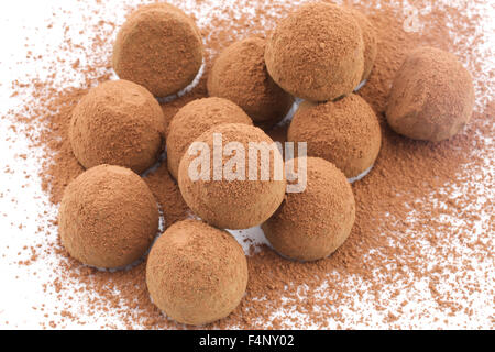 Truffes au chocolat enrobées de poudre de cacao sur fond blanc Banque D'Images