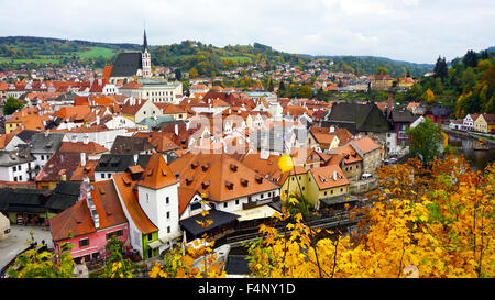 La ville vieille ville de Cesky Krumlov et les paysages le long de la rivière en automne Banque D'Images