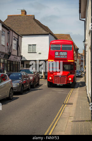 L'approche de bus rouge Banque D'Images