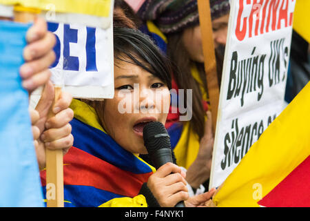 Whitehall, Londres, 21 octobre 2015. Des centaines de partisans chinois brandissant des banderoles et portant des 'J'aime la Chine" T-shirts apparemment fourni par l'ambassade de Chine, le visage de l'homme, Falun gong tibétain et protestataires alors qu'ils attendaient l'arrivée à Downing Street du président Xi 43. Crédit : Paul Davey/Alamy Live News Banque D'Images