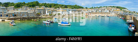 Photo 4 une croix vue panoramique sur le port de pêche le port et village de Mousehole à Cornwall. Banque D'Images