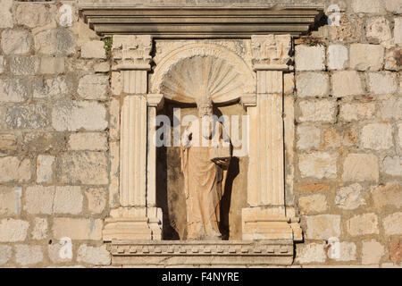 Statue de Saint Blaise sur la porte d'entrée menant à King's Landing à Dubrovnik, Croatie Banque D'Images