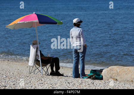 Vieux couple on beach Long Island New York Banque D'Images