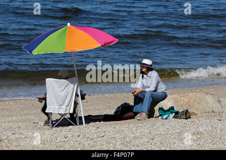 Vieux couple on beach Long Island New York Banque D'Images