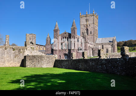 Cathédrale St Davids dans Pembrokeshire, Pays de Galles sur une journée ensoleillée d'automne. Banque D'Images