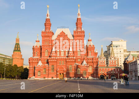 Musée Historique de l'État, de la Place Rouge, Moscou, Russie sur une belle journée ensoleillée avec ciel bleu Banque D'Images