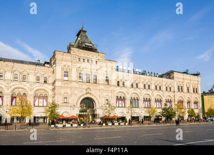 La gomme, l'établissement emblématique centre commercial de la Place Rouge, Moscou, Russie sur une journée ensoleillée avec ciel bleu Banque D'Images