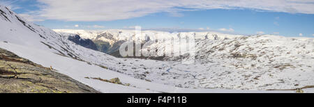 Panorama pittoresque du paysage de neige près de Trolltunga en Norvège Banque D'Images