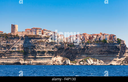 Les petites maisons colorées et de la forteresse d'une tour sur la côte rocheuse. Bonifacio, Corse, France Banque D'Images