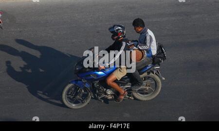 Katmandou, Népal. 21 Oct, 2015. Népalais se sont porteurs d'une bouteille de gaz vide sur une moto à Katmandou, Népal, 21 oct., 2015. En raison de protester contre des groupes officieux et du sud de l'blocus Madhesi de frontière indienne, népalaise sont confrontés à une pénurie aiguë de la crise du carburant et d'autres produits essentiels découlant des problèmes dans la période des mois de Dashain. © Sunil Sharma/Xinhua/Alamy Live News Banque D'Images