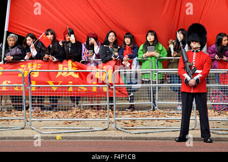 Londres. Les jeunes femmes chinoises en face d'un grand drapeau dans le mail que le président Xi Jinping commence sa visite à Londres Oct 20th 2015 Banque D'Images