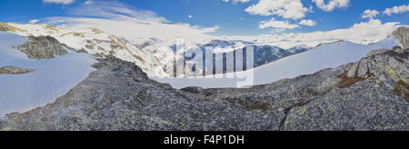 Panorama pittoresque du paysage de neige près de Trolltunga en Norvège Banque D'Images