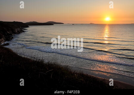 Beau coucher du soleil à Whitesands Bay près de St Davids, Pembrokeshire, Pays de Galles. Banque D'Images