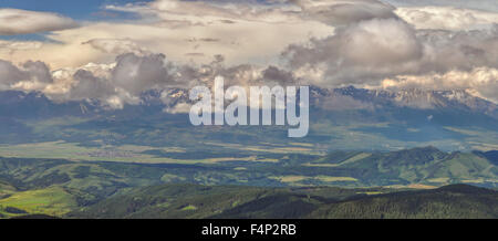 Vue panoramique des Hautes Tatras en Slovaquie de sommet de Kralova hola mountain Banque D'Images