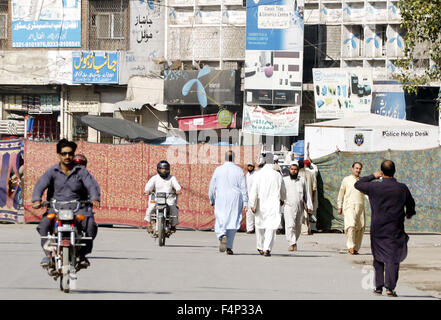 Le Pakistan. 21 Oct, 2015. Les piétons passent près d'une route qui est fermée avec l'aide de tentes comme la sécurité n'a été serrée dans la ville au cours de procession religieuse chiite 7ème Mouharram- ul-Haram, au Khyber Bazar salon à Peshawar le mercredi, Octobre 21, 2015. Credit : Asianet-Pakistan/Alamy Live News Banque D'Images