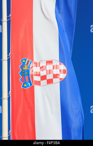 Gros plan du drapeau national ou Tricolore (Trobojnica) de Croatie à Rovinj, Croatie Banque D'Images