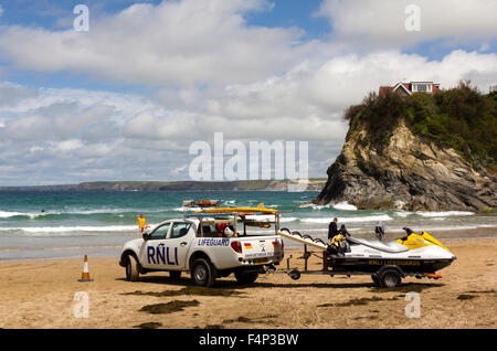 Sauveteur RNLI entièrement équipée de véhicules de patrouille stationnée sur la plage de Towan, Newquay Cornwall. Banque D'Images