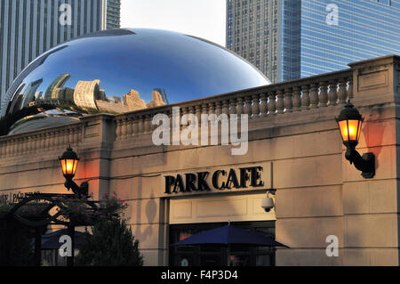 Cloud Gate (aussi connu sous le nom de bean et le haricot) est situé au-dessus d'une sculpture Park Café dans le Millennium Park de Chicago. Chicago, Illinois, USA. Banque D'Images