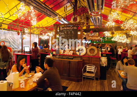 Restaurant Boston ; soirée animée au bar-restaurant de fruits de mer Barking Crab, Boston, Massachusetts, États-Unis Banque D'Images