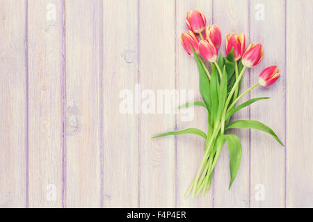 Tulipes rouges sur la table en bois. Vue de dessus avec l'exemplaire de l'espace. Tonique Banque D'Images