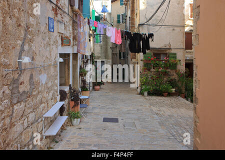 Blanchisserie de séchage dans une rue étroite traditionnelle de Rovinj, Croatie, Rovigno Banque D'Images