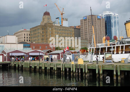 Halifax, Nouvelle-Écosse, Canada, le 9 août 2014 : front de mer du port touristique avec commerces et touristique, un ciel gris à l'arrière-plan je Banque D'Images