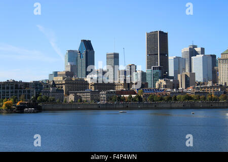 Vue sur le centre-ville de Montréal, Québec, Canada de tout le fleuve Saint-Laurent Banque D'Images