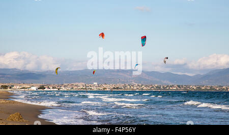 Le kitesurf sur la plage de Poetto Cagliari Sardaigne Italie Banque D'Images