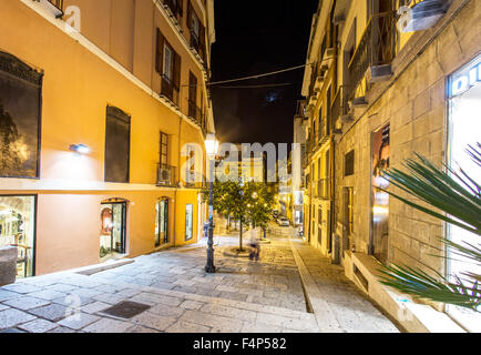 Dans la rue la nuit de Cagliari Sardaigne Italie Banque D'Images