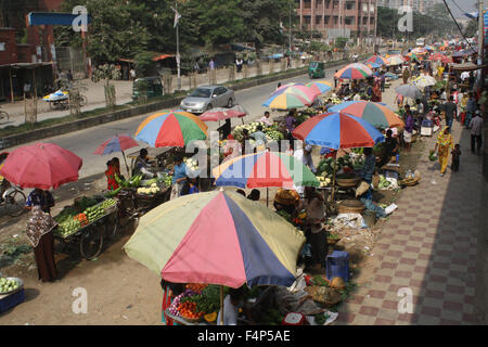 Les trottoirs de l'animation de zones à Mirpur dans la ville de Dhaka restent occupés par vendeur vente de vêtements, fruits, légumes et autres Banque D'Images