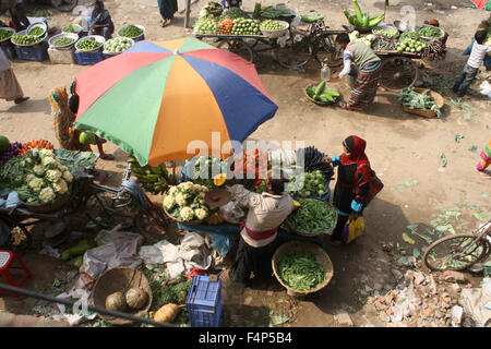 Les trottoirs de l'animation de zones à Mirpur dans la ville de Dhaka restent occupés par vendeur vente de vêtements, fruits, légumes et autres Banque D'Images