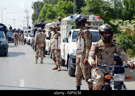 Le Pakistan. 21 Oct, 2015. Des patrouilles de Rangers et de la police en ville au cours de convoi drapeau mars à maintenir l'ordre et la situation que la sécurité a été serrer pendant Mouharram-ul- Haram à Hyderabad le mercredi, Octobre 21, 2015. Credit : Asianet-Pakistan/Alamy Live News Banque D'Images