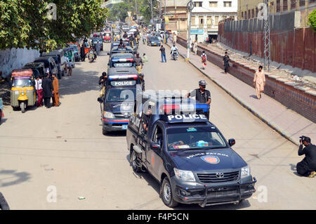 Le Pakistan. 21 Oct, 2015. Des patrouilles de Rangers et de la police en ville au cours de convoi drapeau mars à maintenir l'ordre et la situation que la sécurité a été serrer pendant Mouharram-ul- Haram à Hyderabad le mercredi, Octobre 21, 2015. Credit : Asianet-Pakistan/Alamy Live News Banque D'Images