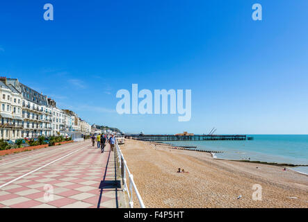 La promenade du front de mer et plage avec le Burnt Out pier dans la distance, Hastings, East Sussex, England, UK Banque D'Images