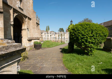 St Mary's Churchyard à Fairford, Gloucestershire, Royaume-Uni Banque D'Images