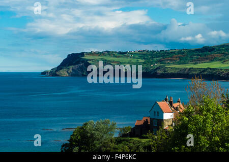 Une vue côtière à Robin Hoods Bay North Yorkshire Angleterre Banque D'Images