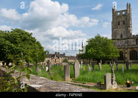 St Mary's Churchyard à Fairford, Gloucestershire, Royaume-Uni Banque D'Images