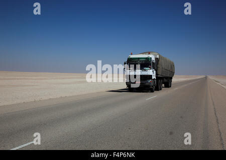 'Scène sur la route de la côte d'Oman à Nizwa, 1000 km à travers le ''vide'', ar-Rub Al Khali' Banque D'Images