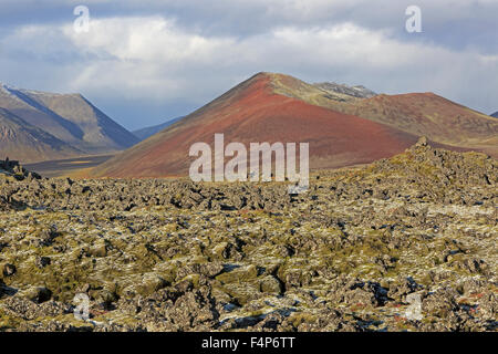 Vue d'une montagne rouge sur le champ de lave de Berserkjahraun Péninsule de Snæfellsnes Islande Banque D'Images
