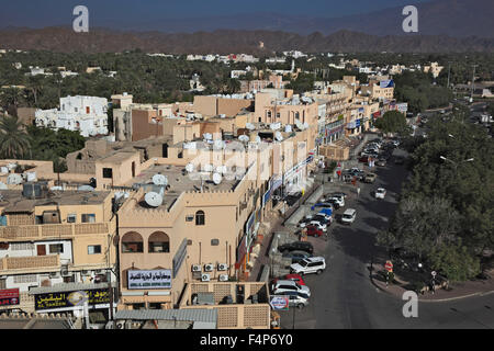 Regarder du fort sur la ville et les jardins de palmiers de Nizwa. Nizwa est le centre de la Granny's niches de Heartland. L'oasis t Banque D'Images