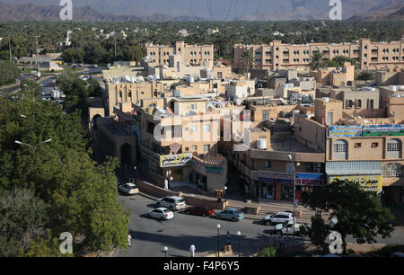 Regarder du fort sur la ville et les jardins de palmiers de Nizwa. Nizwa est le centre de la Granny's niches de Heartland. L'oasis t Banque D'Images