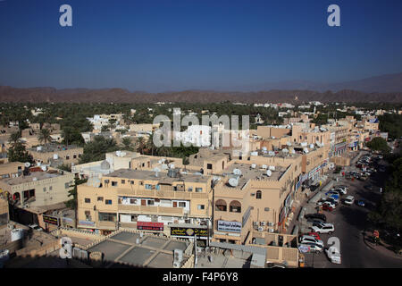 Regarder du fort sur la ville et les jardins de palmiers de Nizwa. Nizwa est le centre de la Granny's niches de Heartland. L'oasis t Banque D'Images