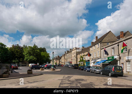 Boutiques à côté de la place du marché dans la grande rue, Fairford, Gloucestershire, Royaume-Uni Banque D'Images